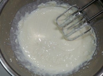 step6: .再將鮮奶油倒入剛奶油乳酪中仔細攪拌均勻（這邊也是非常重要,沒仔細拌勻的話最後會凝固不了）