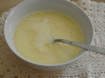 step2: 用筷子打發均勻雞蛋，然後與牛奶及植物油拌勻 （粟米油，芥花籽油，或橄欖油等）