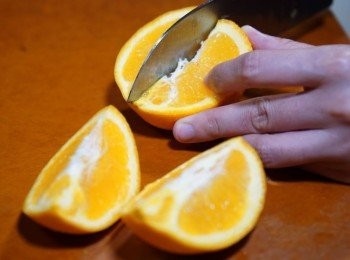 先把橙切開4等份，分出果肉和橙皮。