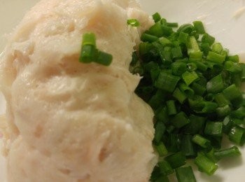 step3: 墨魚膠加蔥粒。