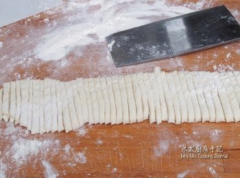 step7: 然後用刀把麵皮切成2-3mm的麵條。