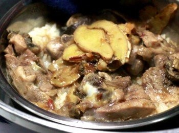 step8: 雞肉會壓到米飯, 熟成的時間需要多一些。
煮好後, 先燜十至十五分鐘再開吃。汁液回滲到飯心, 米飯更好吃。
如用電子飯鍋 Rice cooker 的話, 直接用平常煮法即可。