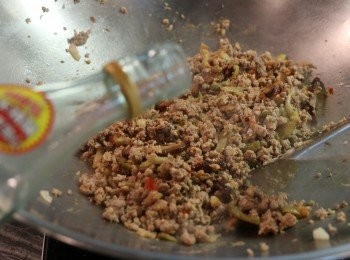 step5: 接著加入所有調味料1續炒勻。