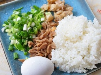 step1: 備料:蔥花、菜圃剁碎、雞蛋、白米飯、豬油渣