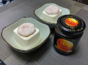 step2: 於蝦膠上按出一凹位, 方便蒸熟後放上XO醬