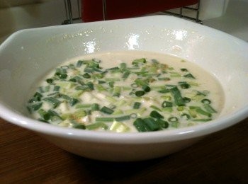 step3: 將步驟1的葱花加入麵糊裡，再灑上少許白胡椒及鹽，麵糊就完成了。