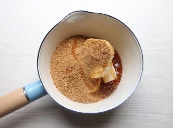 step4: 將奶油,紅糖及蜂蜜倒入鍋子中。