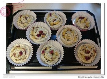 step6: 把麵團放回紙模, 開始進行室溫第二次發酵約60分鐘。