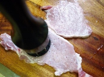 step2: 將豬肉斷筋或略拍打(刀背)