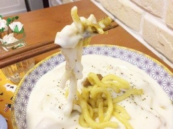 step12: 讓人迫不及待的想要看看裡面藏了什麼，Q彈麵條破繭而出。吃之前要將它們拌勻再享用唷 ❤微辣的咖哩香味配上奶香濃郁的奶蓋完全搭，是種特別滋味。