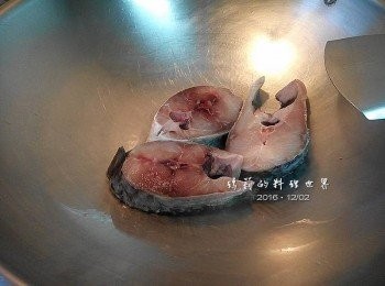 step2: 乾鍋中倒入少許沙拉油 熱油後將魚片放進鍋中稍微煎至半熟