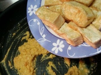 step5: 將咸蛋黃加100g水煮至起泡,加入豆腐輕手沾滿咸蛋黃