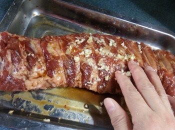 step3: 再將蒜頭切碎,平均搽在豬肋骨上,再用保鮮紙包起或用食物袋盛起,放入雪櫃雪4小時以上待入味
