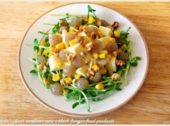 step5: 核桃用烤箱微烤片刻，用手掰成小塊狀後，放入圓盤中。