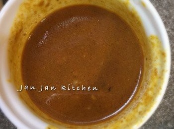 step1: 材料洗淨，青紅椒及叉燒切絲，蝦用酒、麻油、胡椒粉醃10分鐘。調味料先用杯混合好。