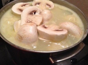 step8: 待水滾後加入花椰菜與蘑菇，與適量的鹽巴與義大利香料調味。煮至水滾，花椰菜的熟度可依照個人喜好選擇。（覺得煮稍微軟爛和濃湯的口感很搭）