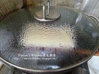 step4: 再將鑊蓋留縫隙 , 轉慢火再蒸25分鐘
