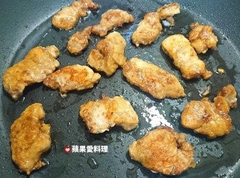 step7: 底部上色時，翻面續煎，兩面都上色即可起鍋備用。