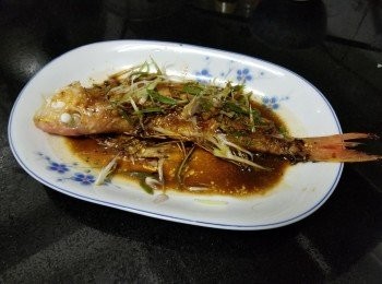 step6: 做法 :

紅衫魚先要吸乾水份 , 大火起鑊將紅衫魚上少少生粉 , 放入鑊轉中火煎封一邊 , 煎至挻身及少少焦後 , 再返轉同樣煎封 , 煎好後放入少少糖 , 麻油 , 蒜頭 , 乾蔥, 薑絲 , 稍為出香味 , 再放入生抽 , 老抽轉細火蓋好焗約 1 分鐘 ,  將魚上碟蒜頭 , 乾蔥留在鑊中 , 加入少少水 , 放入蔥花煮滾再淋上 , 完成 .