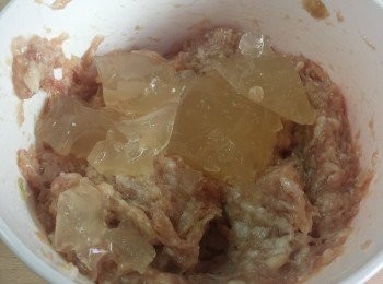 step5: 把啫喱<span class="group_3">凍湯</span>弄碎一點與豬肉拌勻，成為餡料。