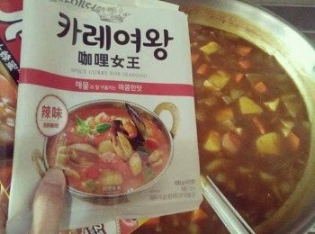 step3: 放入提味的咖哩女王-辣味海鮮粉拌炒和彿蒙特咖哩塊-蘋果蜂蜜，倒入湯鍋拌勻，並小炒出咖哩的香氣與甜味 (咖哩味的濃稠度，可依自己的喜好，適時的增添咖哩塊、少許的鹽或太白粉調味喔!)，蓋鍋蓋，悶煮並轉小火續煮至地瓜鬆軟、熟透(約10-15分鐘)即可；