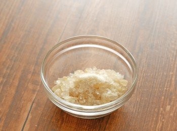 step3: 把冰糖放到食物保鮮袋中，再以毛巾包著，以刀背剁碎冰糖備用。