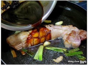 step5: 將剛才巳完成的<span class="group_2">滷汁Ａ</span>，淋在巳煎至上色的梅花肉上 之後再加入足以半淹肉捲的水量，繼續加熱至滾 同時加熱時也要儘量的翻面肉卷，不僅可以加強吸收滷汁，也可以讓肉卷上色更加均勻