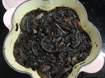 step5: 存放用的玻璃樽預先放入蒸爐/滾水消毒10分鐘再風乾。
(燉了13小時後完成)