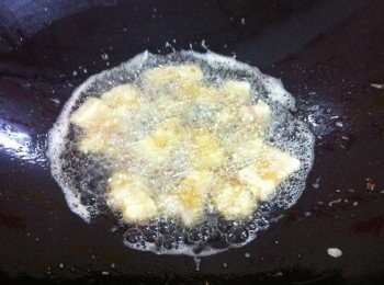 step2: 取出鍋加入適量的炸油，油熱。將醃製好的肉片一片一片的下鍋油炸。