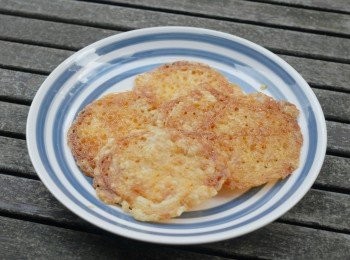 step3: 待芝士片完全待涼後，將芝士片放在廚紙上，吸乾油份後即可享用！*芝士片待涼後會更酥脆