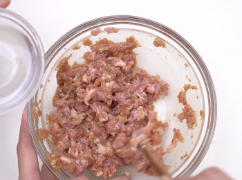 step1: 豬肉加入調味，待用 秘竅：攪拌豬肉時，要以同一個方向