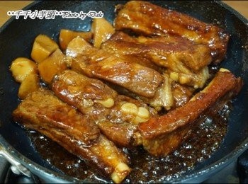 step4: 當醬汁快收乾，《蜜汁豬肋排》不只入味，顏色也均勻上色囉～