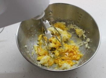 step2: 加入蛋黃攪拌。