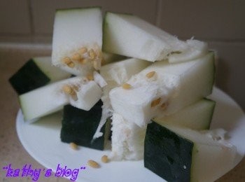 step1: 先洗乾淨冬瓜切件，成個冬瓜都好有用，所以就連冬瓜皮、瓜瓤和瓜仁都可以一齊煲。記得要將冬瓜皮擦乾淨先拎去煲呀~