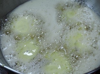 step4: 將OREO放入油中炸，記得翻面炸到酥脆