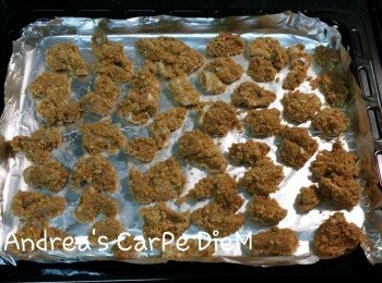 step2: 要開始炸前,將雞蛋打入醃製的雞肉裡拌勻, 再將雞肉丟入裝有消化餅的袋子裡裹勻(有蛋液粉比較容易裹好)