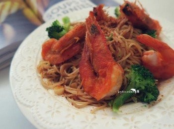 step7: 擺上煎好的蝦子 即完成