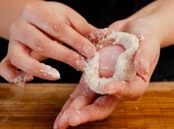 step6: 將芋泥包麻糬饀，兩份材料總和用磅量好平均分成25克重1份，備用