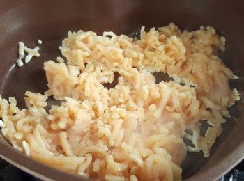 step1: 燒熱油鑊，將雞肉炒至半熟。