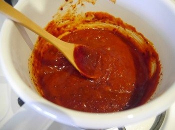 step5: ☞稍微放涼後放入其他調味料。辣椒醬，辣椒粉，糖，蒜泥，薑泥，魚露，鹽的部份可以試食後斟酌放入，因為蘿蔔已經醃過鹽，已有鹹味。