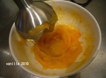 step5: 在這個血滴子的中心有強力的刀刃 一下下南瓜就變成泥了（不過還是要檢查一下喔）