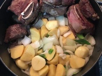 step6: 接著放入馬玲薯塊拌炒；