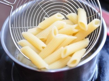 step3: 另外先將通心斜管義大利麵煮熟後撈起備用