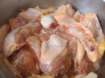 step1: 雞洗淨抹乾斬件與醃料拌勻，醃3小時。