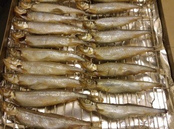 step2: 將烤架連盆一起預熱,預熱後將烤架搽油後先放魚,這樣防痴魚。