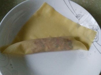 step4: 壹角折起，包住肉餡壓實。