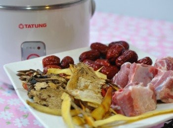 step1: 針對每個人的體質不同，只要到中藥店把脈或問診，讓中藥舖醫師為你抓適合的份量及溫補配方即可(我將藥舖搭配的紅棗換成自己買的大紅棗) PS:此款輕巧電鍋，適用份量約為5量杯or2碗半水份量