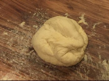 step1: 麵團: 將麵粉放入大碗中, 加入酵母和鹽拌勻。麵粉中間挖個洞, 倒入200毫升溫水和1湯匙橄欖油, 用木匙慢慢拌勻。拌勻後麵團應該柔軟和相當濕黏。在清潔的檯面上放一點麵粉, 將麵團搓揉5分鐘, 用乾布蓋著並放在一旁備用。