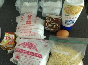 step1: 先將牛油溶成液體, 雞蛋發勻備用, 預熱焗爐180度。