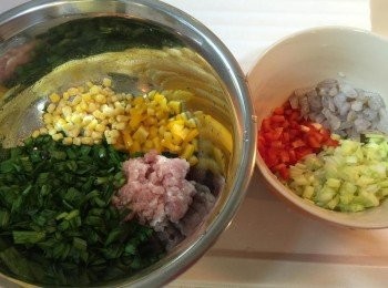 step1: 韭黃配蝦肉和粟米：韭黃含有蛋白質、並有健胃、提神，保暖的功效。